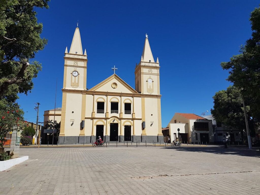 As cidades vizinhas de Juazeiro do Norte: Crato também está entre elas