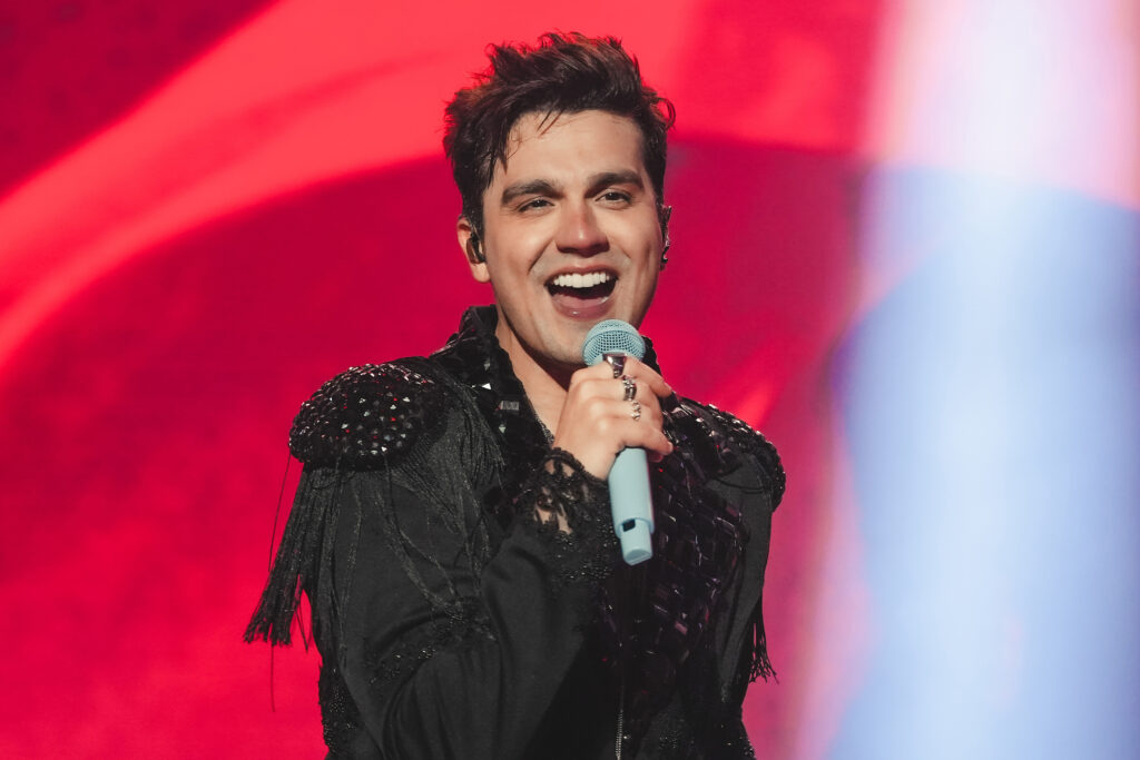 Cantor arrasta multidões para seus shows.